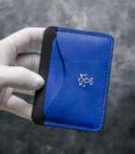 Portcard slim buletin albastru vedere laterală, profil slim, piele naturală, cusătură saddle stitch manuală vizibilă