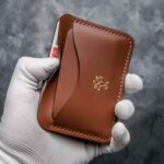 Portcard slim buletin maro, față, logo embossat folie gold, ață maro saddle stitch, piele naturală