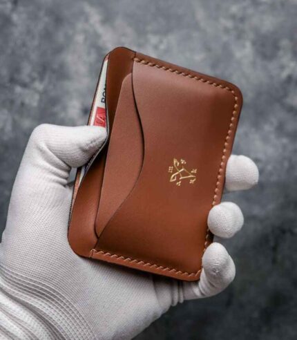 Portcard slim buletin maro, față, logo embossat folie gold, ață maro saddle stitch, piele naturală