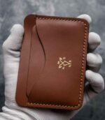 Portcard slim buletin maro handmade, piele naturală premium, ață maro, fabricat în România