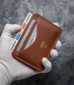 Portcard slim buletin maro vedere laterală, profil slim, piele naturală, ață maro saddle stitch