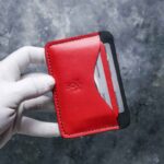 Portcard slim buletin roșu vedere laterală, profil slim, piele naturală, cusătură saddle stitch manuală vizibilă