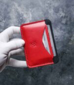 Portcard slim buletin roșu vedere laterală, profil slim, piele naturală, cusătură saddle stitch manuală vizibilă