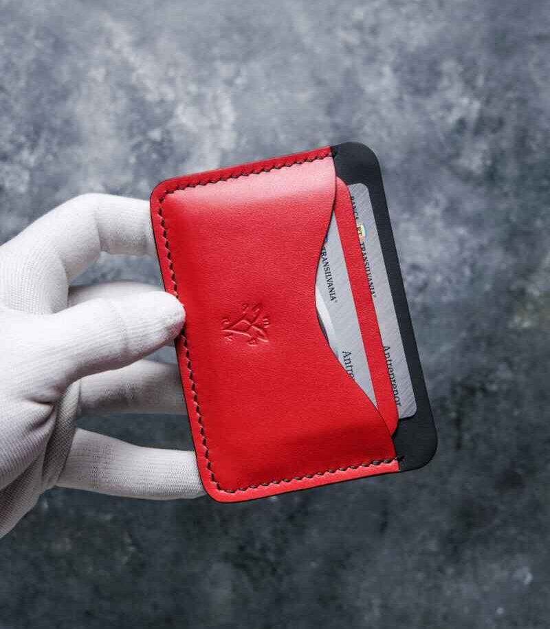 Portcard slim buletin roșu vedere laterală, profil slim, piele naturală, cusătură saddle stitch manuală vizibilă