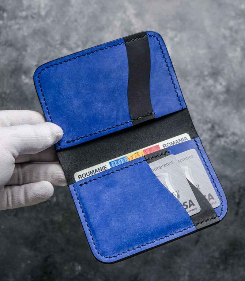 Portofel piele naturală Arkano albastru cu ață neagră și logo silver, 7 buzunare, loc pentru buletin, carduri și bancnote, personalizabil cu nume sau inițiale