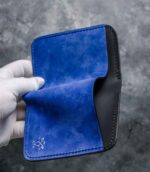 Portofel albastru Arkano vedere față portofel închis cu logo vizibil, ață neagră, logo silver, piele naturală, 7 buzunare, personalizabil cu inițiale