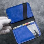 Portofel albastru Arkano interior deschis cu buzunare carduri și buletin, ață neagră, logo silver, piele naturală, 7 buzunare, personalizabil cu inițiale
