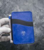 Portofel talon auto albastru și negru bicolor, vedere frontală cu talon auto scos lateral, logo embosat, piele naturală, handmade România
