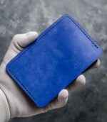 Portofel talon auto albastru, vedere spate, textură piele naturală vizibilă, cusătură neagră, handmade România