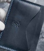 Portcard slim buletin antracit artizanal, cusătură albastră manuală, logo embossat, made in Romania