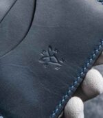 Portcard slim buletin antracit, cusătură albastră saddle stitch vizibilă, logo embossat, piele naturală
