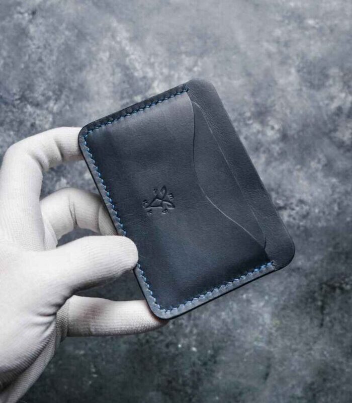 Portcard slim buletin antracit, față, logo embossat, ață albastră saddle stitch, piele naturală