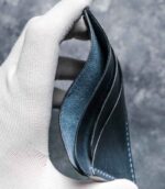 Portcard slim buletin antracit, detaliu logo embossat, ață albastră manuală, piele naturală premium