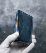 Portcard slim buletin antracit vedere laterală, profil slim, piele naturală tăbăcită vegetal, ață albastră