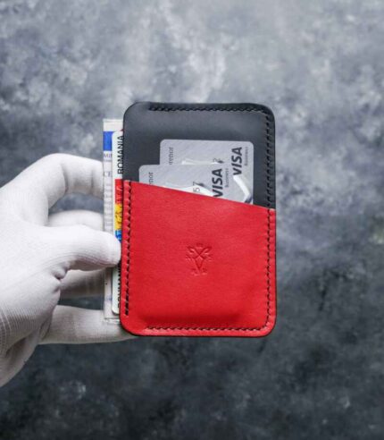 Portcard Talon Auto rosu și negru bicolor, vedere frontală cu talon auto și carduri introduse în ambele buzunare, cusătură neagră, logo embosat, piele naturală, handmade România