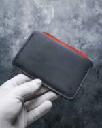 Portcard Talon Auto rosu și negru bicolor, vedere spate negru cu inițiale personalizate, cusătură neagră, piele naturală, handmade România