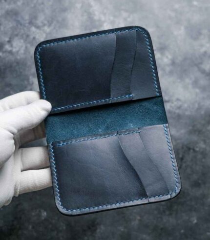 Portofel barbati piele naturală Arkano antracit cu ață albastră și logo embosat, 7 buzunare, loc pentru buletin, carduri și bancnote, personalizabil cu nume sau inițiale