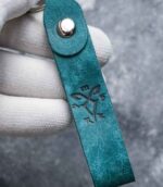 Breloc piele naturală turcoaz cu patină naturală, inel silver, piele vegetală handmade