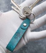 Breloc piele naturală turcoaz premium, inel silver, piele vegetală tăbăcită handmade