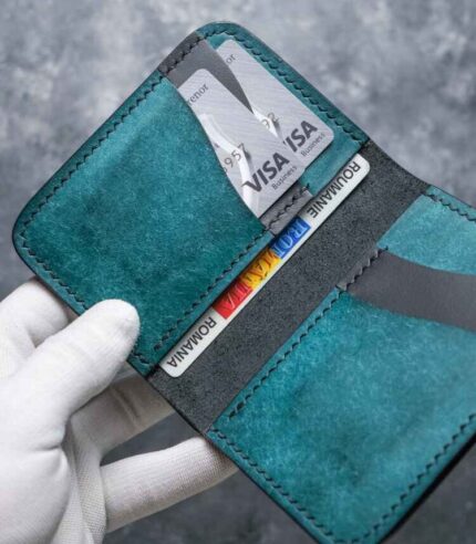 Portofel barbati piele naturală Pueblo Arkano turcoaz cu ață neagră și logo embosat, 7 buzunare, loc pentru buletin, carduri și bancnote, personalizabil cu nume sau inițiale