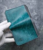Portofel turcoaz Arkano detaliu cusătură manuală saddle stitch, ață neagră, logo embosat, piele Pueblo, 7 buzunare, personalizabil cu inițiale