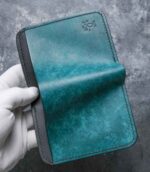Portofel turcoaz Arkano portofel artizanal handmade fabricat în România, ață neagră, logo embosat, piele Pueblo, 7 buzunare, personalizabil cu inițiale