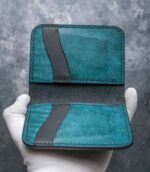 Portofel turcoaz Arkano detaliu interior buzunar carduri, ață neagră, logo embosat, piele Pueblo, 7 buzunare, personalizabil cu inițiale