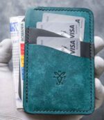 Portofel talon auto turcoaz, ținut în palmă cu buletin și carduri, ață neagră, logo embosat, personalizare cu inițiale, piele naturală, handmade România