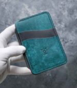 Portofel talon auto turcoaz, vedere față oblică cu elastic, ață neagră, logo embosat, personalizare cu inițiale, piele naturală, handmade România