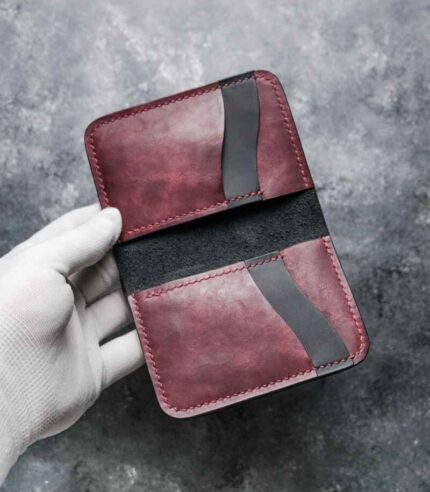 Portofel barbati piele naturală Arkano plum cu ață burgundy și logo embosat, 7 buzunare, loc pentru buletin, carduri și bancnote, personalizabil cu nume sau inițiale