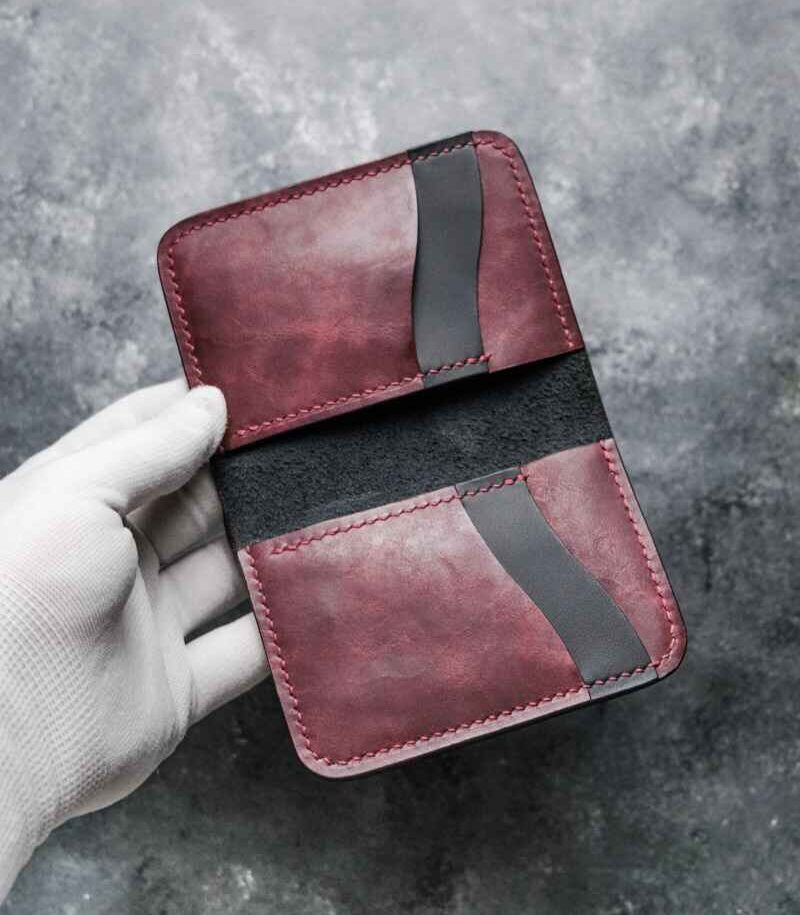 Portofel barbati piele naturală Arkano plum cu ață burgundy și logo embosat, 7 buzunare, loc pentru buletin, carduri și bancnote, personalizabil cu nume sau inițiale