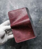 Portofel plum Arkano interior complet deschis gol, vedere generală, ață burgundy, logo embosat, piele naturală, 7 buzunare, personalizabil cu inițiale