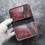 Portofel plum Arkano interior deschis cu buzunare carduri și buletin, ață burgundy, logo embosat, piele naturală, 7 buzunare, personalizabil cu inițiale