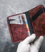 Portofel plum Arkano profil lateral slim, grosime redusă, ață burgundy, logo embosat, piele naturală, 7 buzunare, personalizabil cu inițiale
