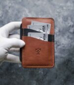 Portofel Talon Auto walnut și negru bicolor, față cu carduri introduse în ambele buzunare, logo embosat, cusătură maro, piele naturală, handmade România