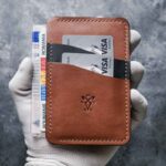 Portofel Talon Auto walnut și negru bicolor, față cu talon auto și carduri introduse în ambele buzunare, logo embosat, cusătură maro, piele naturală, handmade România
