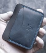 Portofel slim antracit pentru buletin nou (CEI), detaliu cusătură French Style cu ață de polyester pe margine, ață albastră, logo embosat, piele naturală antracit, handmade România