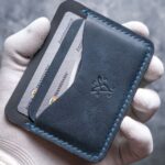 Portofel slim antracit pentru buletin nou (CEI), vedere frontală, cusătură French Style cu ață vizibilă pe margini, ață albastră, logo embosat, piele naturală antracit, handmade România