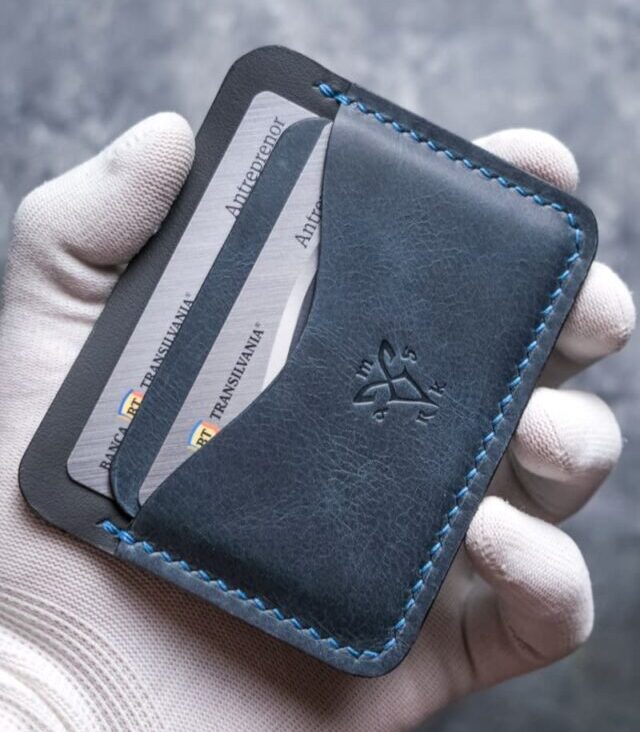 Portofel slim antracit pentru buletin nou (CEI), vedere frontală, cusătură French Style cu ață vizibilă pe margini, ață albastră, logo embosat, piele naturală antracit, handmade România