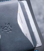 Portofel slim antracit pentru buletin nou (CEI), vedere spate, finisaj canturi și textură full-grain vizibilă, ață albastră, logo embosat, piele naturală antracit, handmade România