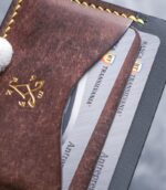 Portofel slim maro chocolate pentru buletin nou (CEI), cu bancnote îndoite în buzunarul central, ață galbenă, logo gold, piele Pueblo maro chocolate, handmade România