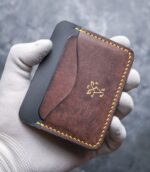 Portofel slim maro chocolate pentru buletin nou (CEI), cu carduri bancare introduse în buzunarele laterale, ață galbenă, logo gold, piele Pueblo maro chocolate, handmade România