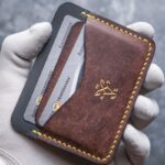 Portofel slim maro chocolate pentru buletin nou (CEI), vedere frontală, cusătură French Style cu ață vizibilă pe margini, ață galbenă, logo gold, piele Pueblo maro chocolate, handmade România