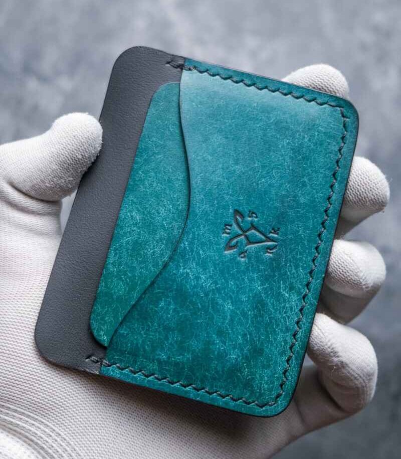 Portofel slim turcoaz pentru buletin nou (CEI), vedere frontală, cusătură French Style cu ață vizibilă pe margini, ață neagră, logo embosat, piele Pueblo turcoaz, handmade România