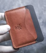 Portofel slim walnut pentru buletin nou (CEI), cu bancnote îndoite în buzunarul central, ață maro, logo embosat, piele naturală walnut, handmade România