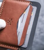 Portofel slim walnut pentru buletin nou (CEI), cu buletinul nou tip card CEI introdus în buzunarul principal, ață maro, logo embosat, piele naturală walnut, handmade România