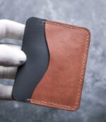 Portofel slim walnut pentru buletin nou (CEI), detaliu cusătură French Style cu ață de polyester pe margine, ață maro, logo embosat, piele naturală walnut, handmade România