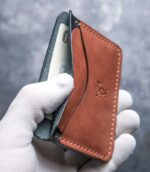 Portofel slim walnut pentru buletin nou (CEI), vedere laterală pentru grosimea redusă a profilului, ață maro, logo embosat, piele naturală walnut, handmade România