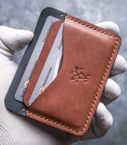 Portofel slim walnut pentru buletin nou (CEI), vedere frontală, cusătură French Style cu ață vizibilă pe margini, ață maro, logo embosat, piele naturală walnut, handmade România
