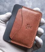 Portofel slim walnut pentru buletin nou (CEI), vedere spate, finisaj canturi și textură full-grain vizibilă, ață maro, logo embosat, piele naturală walnut, handmade România